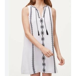 Loft Crepe White sleeveless,‎ a Embroidered dress White & Black Size Small